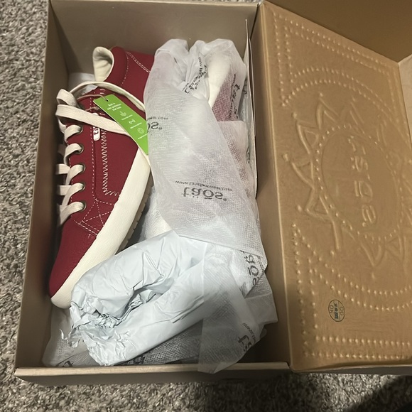 NWT Taos Star Burst in red/tan- size 7 - Picture 3 of 14